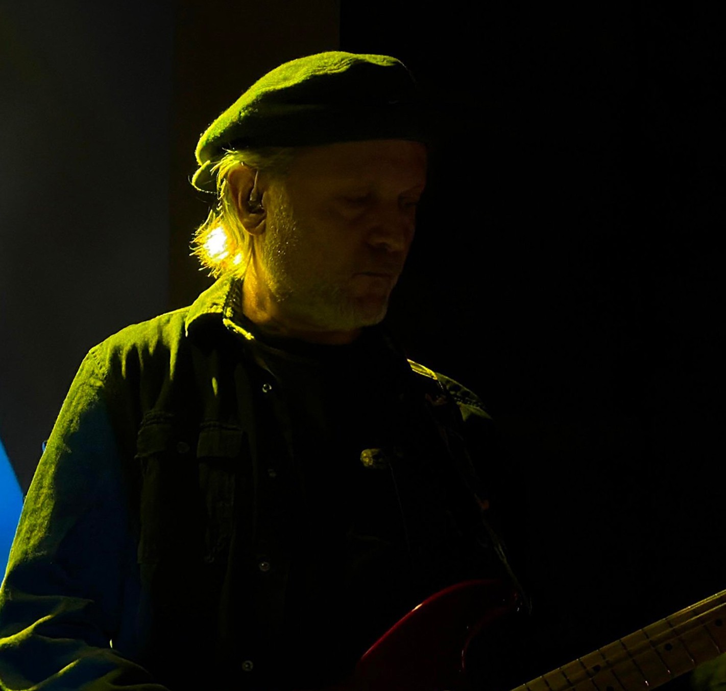 Barış Kıran playing a red Stratocaster live